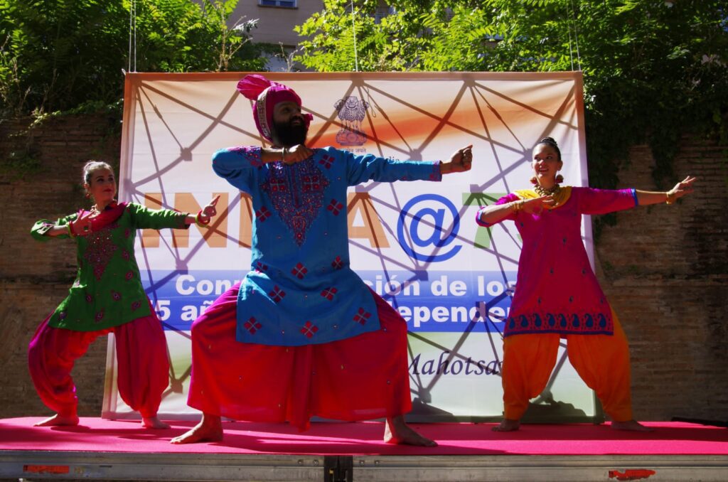 Grupo haciendo bailes tradicionales