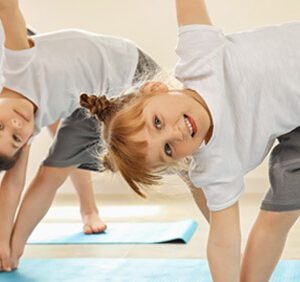 clase de yoga infantil